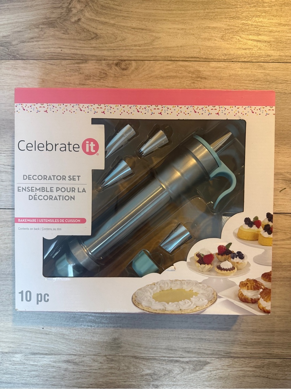 NEW Celebrate It 10-Piece Cake Decorating Set with Piping Tips, Baking